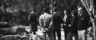 Bettino Craxi visita la tomba di Salvador Allende, vigilata dai militari, pochi giorni dopo il golpe di Pinochet (1973)