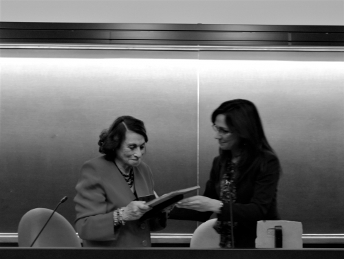 Il Direttore organizzativo del Festival Francesca Mometti consegna il Premio Allende a Carmen Birri, in memoria del marito Fernando