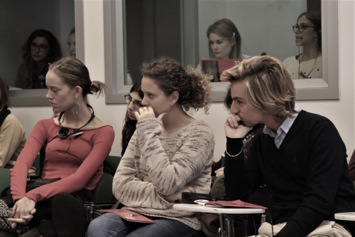 Gli studenti attenti al dialogo con i registi