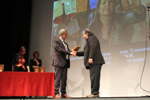 Il Console Onorario del Cile a Trieste Alessandro De Pol riceve il Premio per Javiera Contador dalle mani di Alex Doll