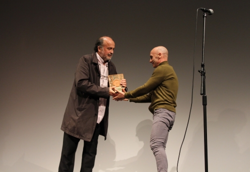 Il giurato Gonzalo Justiniano consegna il Premio per la Miglior Regia, vinto da Gerardo Chijona al regista Carlos Collazo, che ha ritirato tutti i premi cubani