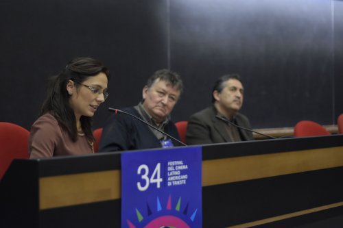 La vicedirettrice del Festival Francesca Mometti illustra gli eventi collaterali, con lei il direttore Diaz e il rappresentante dell'ICTP