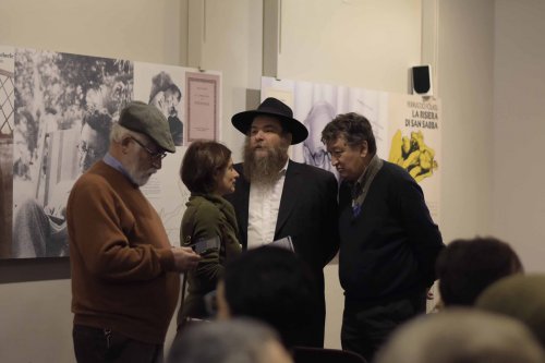 Il rabbino Ariel Haddad e il direttore artistico del Festival del Cinema Latino Americano, si intrattengono con il pubblico