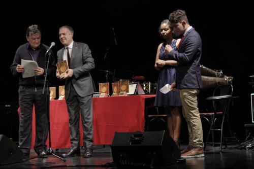 Conferimento del Premio Mundo Latino al film WIÑAYPACHA di Oscar Catacora (Perù). Ritira il premio il Console Generale del Perù, Alessio Semerari. Sul palco due studenti della Giuria studentesca del Collegio del Mondo Unito dell'Adriatico
