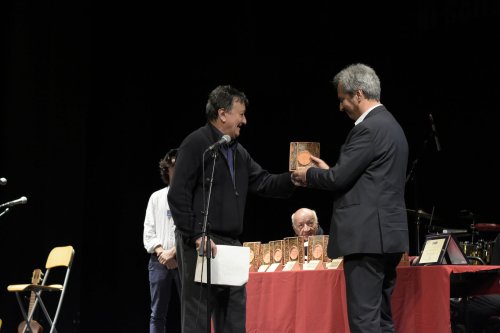 Il Console del Cile, Alessandro De Pol, ritira il Premio alla Migliore Sceneggiatura per il film "Trastornos del sueño" di Sofía Paloma Gómey e Camilo Becerra