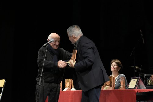 Luis Fernando Muniz, produttore di "Boca de Ouro" di Daniel Filho  (Brasile), riceve il premio alla Miglior Regia dalle mani di Tonino Pinto